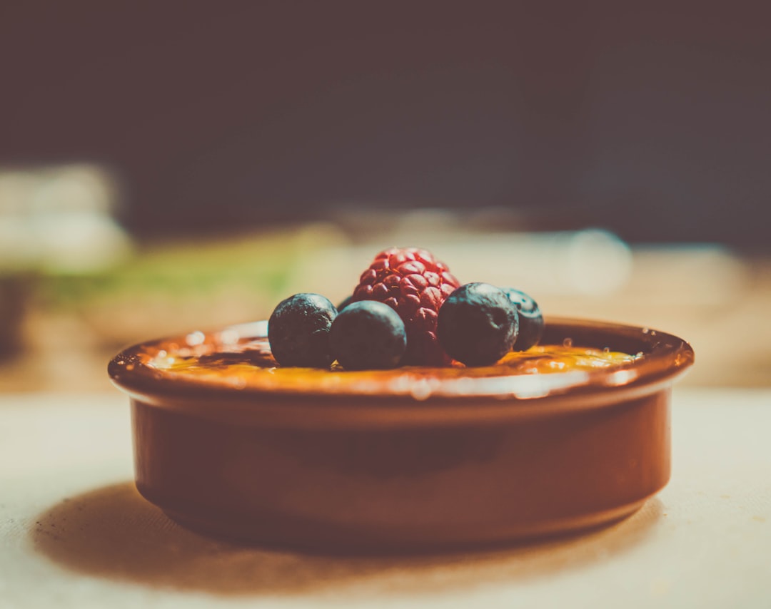 découvrez la recette authentique de la crème brûlée, un dessert français classique riche en saveurs et en textures. apprenez à réaliser cette délicieuse crème vanillée, surmontée d'une fine couche de caramel croquant, qui ravira vos papilles et impressionnera vos invités.