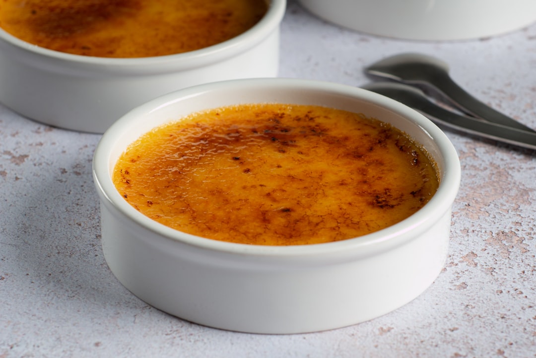 découvrez la recette authentique de la crème brûlée, un dessert français incontournable. avec sa délicieuse couche de caramel croquant et sa texture crémeuse, cette douceur ravira vos papilles et sublimera vos fins de repas.
