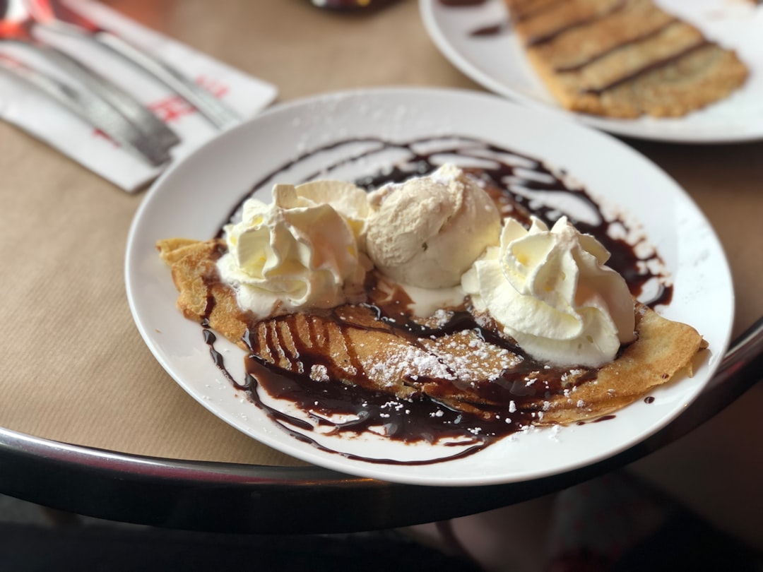 découvrez une recette délicieuse de crêpes légères et moelleuses, idéales pour un petit-déjeuner gourmand ou un dessert savoureux. apprenez à les préparer facilement avec des options sucrées ou salées. régalez vos proches avec ces créations culinaires adaptées à toutes les occasions !