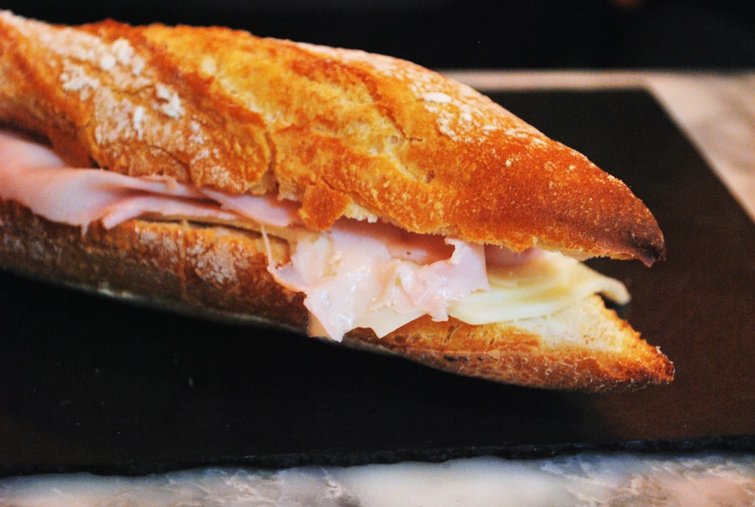 découvrez notre délicieuse recette de croque-monsieur, un sandwich chaud et fondant parfait pour un repas rapide ou une collation gourmande. facile à préparer, il ravira les amateurs de fromage et de jambon avec son croustillant irrésistible.