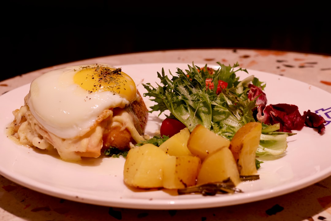découvrez notre délicieuse recette de croque-monsieur, un classique de la cuisine française. ce sandwich chaud, garni de fromage fondant et de jambon, est parfait pour un repas rapide ou un déjeuner savoureux. apprenez à préparer ce plat réconfortant en quelques étapes simples et régalez vos proches !
