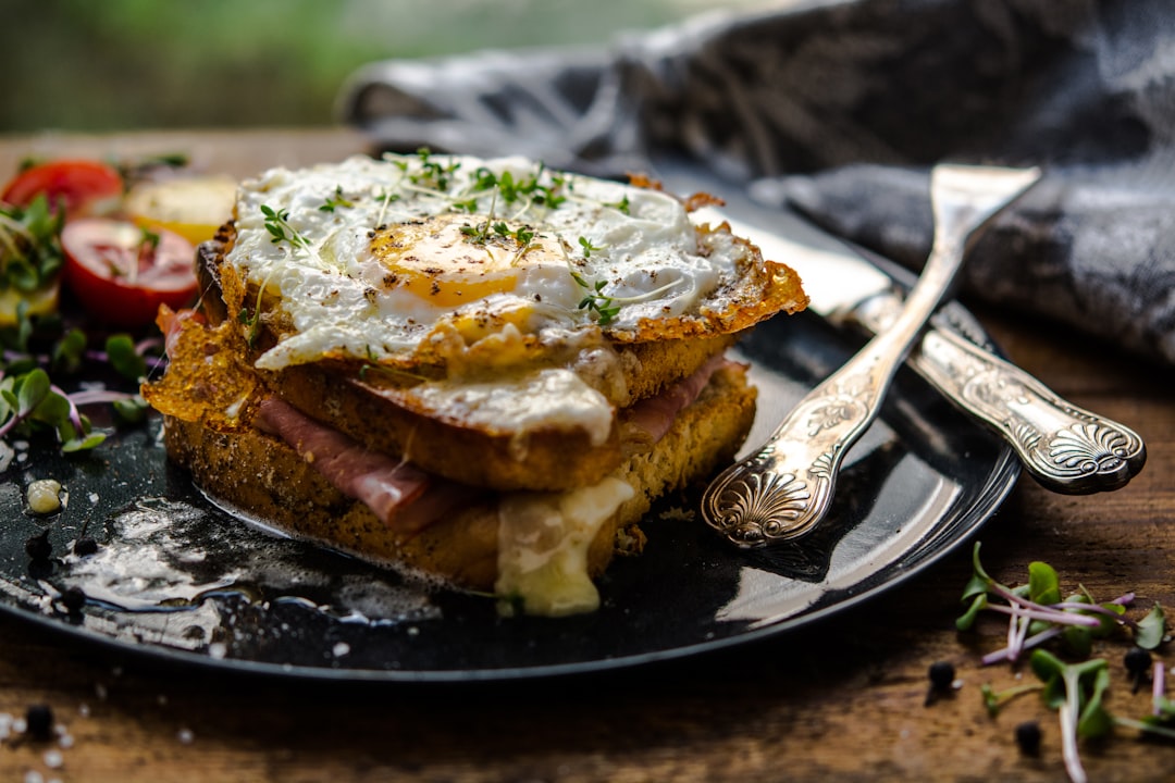 découvrez la recette facile et savoureuse du croque-monsieur, un classique de la cuisine française qui allie le goût du pain doré et du fromage fondant. parfait pour un déjeuner rapide ou un dîner réconfortant, apprenez à préparer ce sandwich irrésistible avec nos conseils et astuces.