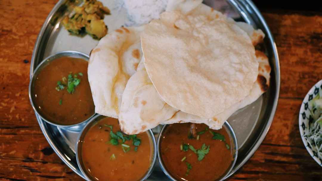 découvrez les secrets du curry, un mélange d'épices savoureux et parfumé qui transforme vos plats en véritables délices. apprenez à préparer des recettes variées et savoureuses qui raviront vos papilles et celles de vos convives.