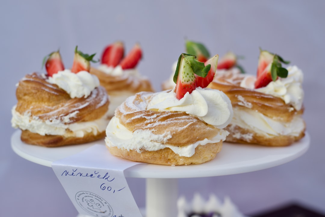 découvrez une variété irrésistible de desserts savoureux, alliant créativité et délices sucrés. des classiques indémodables aux nouveautés gourmandes, laissez-vous tenter par des recettes qui raviront vos papilles et impressionneront vos convives.