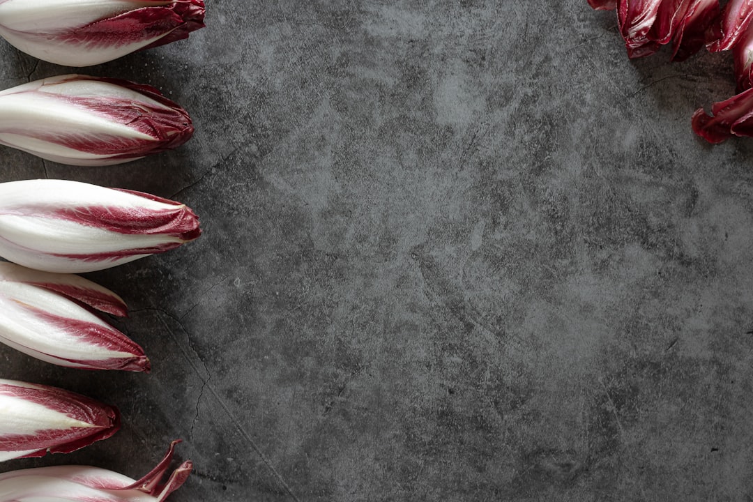 découvrez tout sur les endives : des recettes savoureuses, des conseils de préparation et des bienfaits nutritionnels. apprenez à apprécier ce légume à la fois bitter et délicieux, parfait pour des plats raffinés ou des salades fraîches.