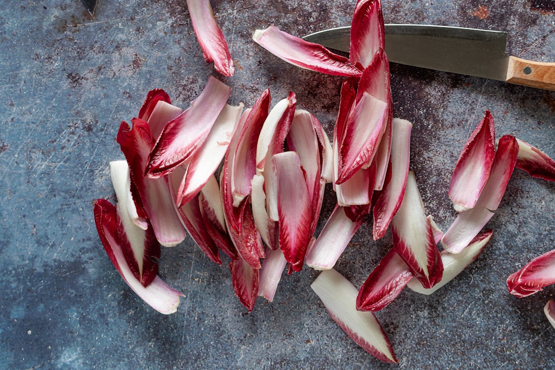 découvrez tout sur les endives : bienfaits nutritionnels, recettes savoureuses et astuces de préparation pour profiter de ce légume au goût unique. explorez des idées pour les intégrer à vos plats quotidiens et surprendre vos convives.