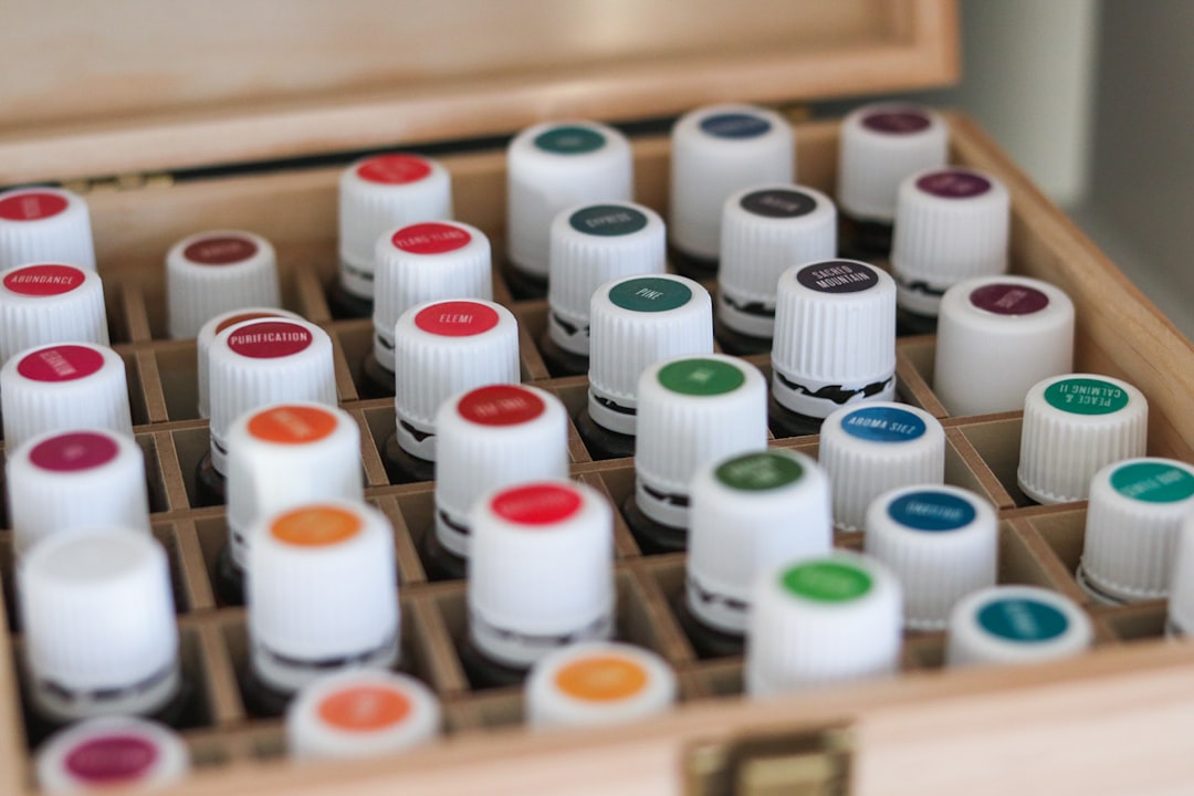 découvrez les bienfaits des huiles essentielles, des extraits naturels aux multiples vertus. apprenez à les utiliser pour améliorer votre bien-être quotidien, relaxer votre esprit et purifier votre environnement.