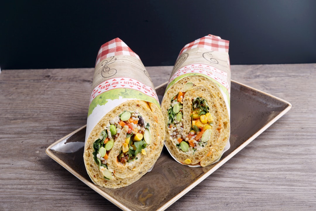 découvrez la délicieuse cuisine des falafels : des boulettes croquantes à base de pois chiches, parfumées aux épices et idéales pour un repas sain et savoureux. parfaites en wrap, en salade ou comme en-cas gourmand, les falafels sont un incontournable de la gastronomie végétarienne.