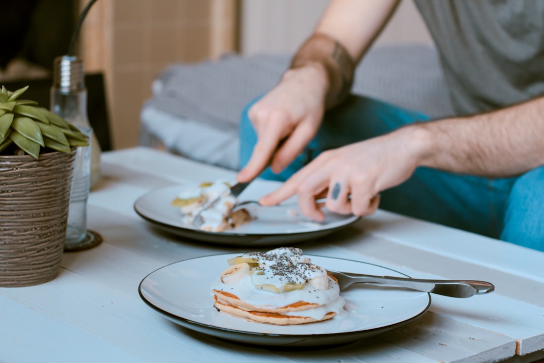 découvrez la recette ultime des fluffy pancakes : des pancakes légers et moelleux, parfaits pour un petit-déjeuner gourmand ou un brunch entre amis. prêts en un rien de temps, ils raviront les papilles de toute la famille !