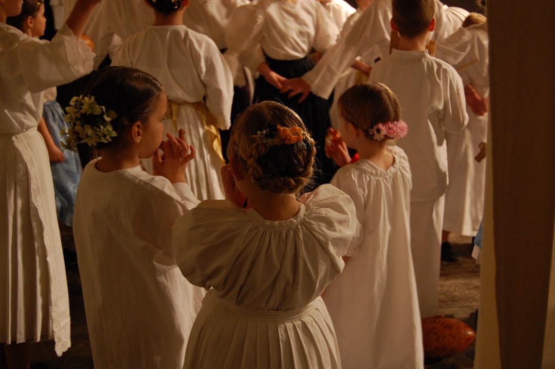 découvrez l'univers fascinant du folklore, une richesse culturelle regorgeant de contes, de légendes et de traditions populaires. plongez dans ce patrimoine vivant qui révèle l'âme des sociétés à travers le monde.