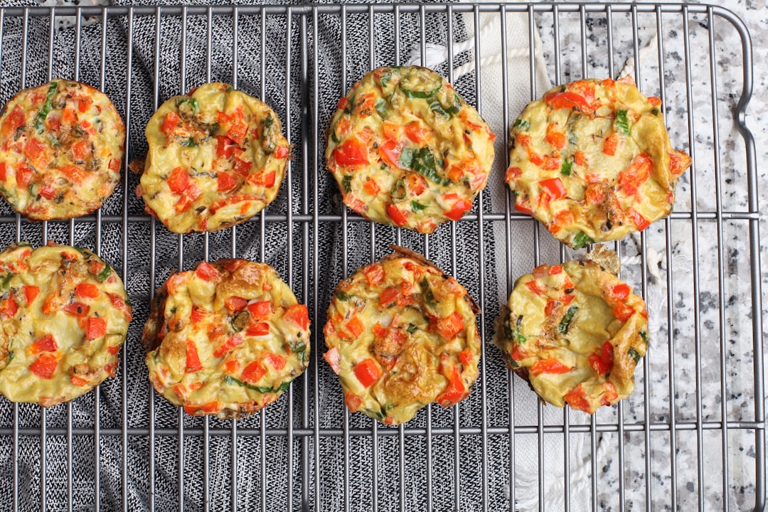 découvrez la frittata, ce plat italien savoureux, idéal pour un brunch ou un repas rapide. facile à préparer, elle se décline avec vos ingrédients préférés comme des légumes, des herbes et du fromage. régalez vos papilles avec cette omelette épaisse et nourrissante, parfaite pour toutes les occasions !