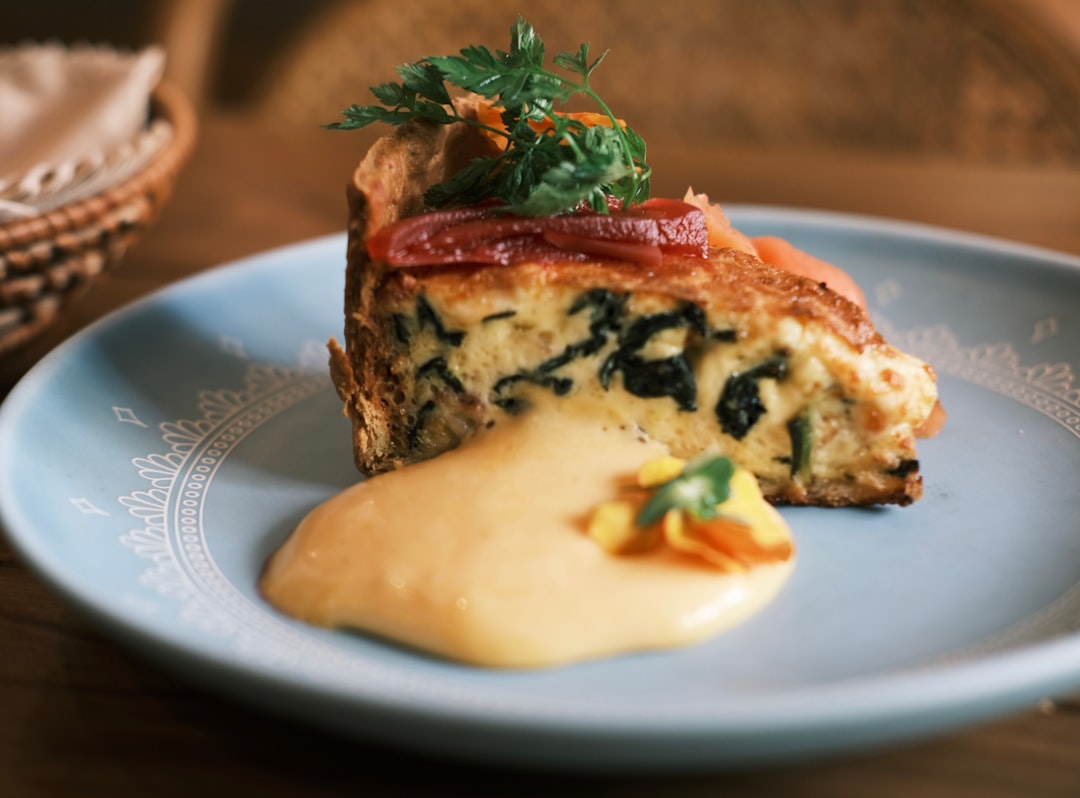 découvrez la délicieuse frittata, un plat polyvalent et savoureux, idéal pour un brunch ou un dîner léger. préparez cette omelette italienne garnie de légumes, de fromages et de viandes selon vos envies. recette simple et rapide pour régaler vos convives !