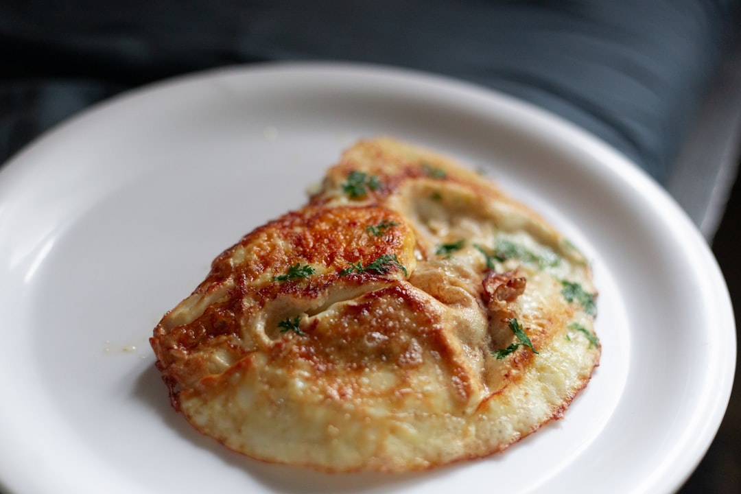 découvrez la frittata, un plat savoureux et polyvalent, idéal pour un brunch ou un dîner léger. élaborée à base d'œufs, de légumes frais et de fromage, cette recette facile et rapide vous permettra de régaler vos invités tout en variant les plaisirs. parfaite pour utiliser les restes, la frittata est une option saine et délicieuse qui plaira à toute la famille.