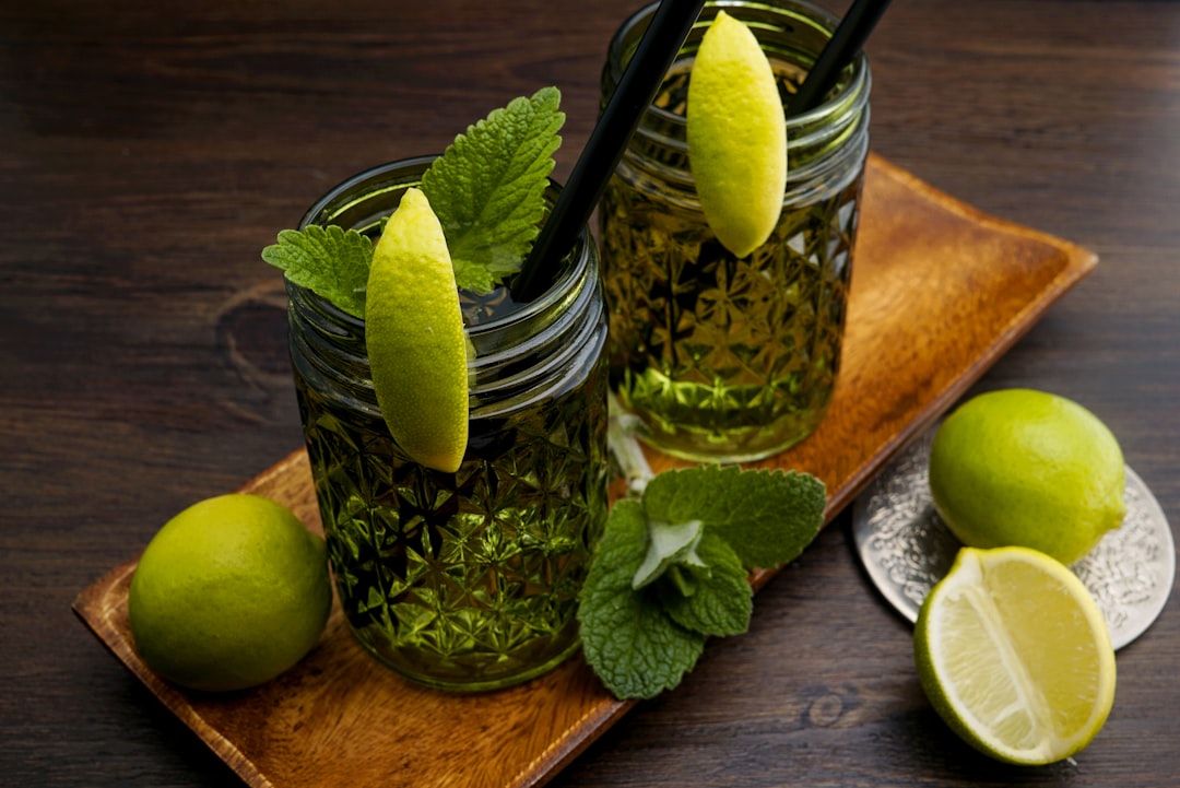 découvrez un mélange rafraîchissant et savoureux avec notre fruit cocktail. une délicieuse combinaison de fruits frais qui éveille vos papilles et apporte une touche de couleur à vos repas. parfait pour une collation saine ou un dessert léger !