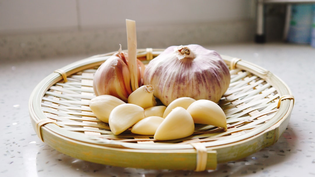 découvrez les bienfaits de l'ail, un aliment aux propriétés médicinales et culinaires remarquables. apprenez comment incorporer cette plante aromatique dans vos recettes pour rehausser les saveurs tout en profitant de ses vertus santé.