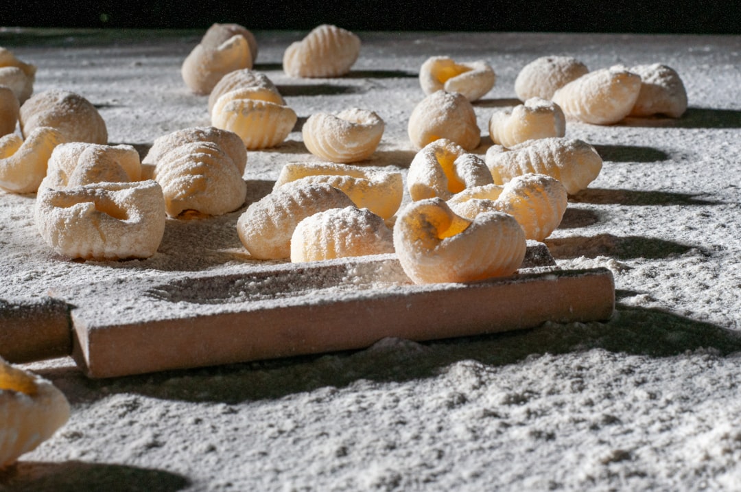 découvrez la délicieuse recette des gnocchis, des petites pâtes de pommes de terre moelleuses qui se marient parfaitement avec une variété de sauces et d'ingrédients. apprenez à les préparer chez vous et émerveillez vos invités avec ce plat savoureux et réconfortant.