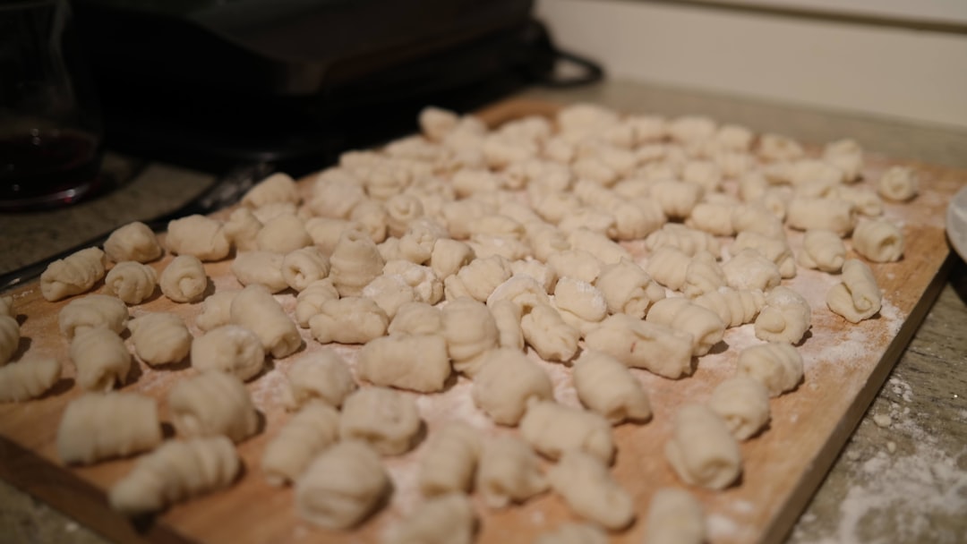 découvrez la délicatesse des gnocchis, ces petites pâtes moelleuses d'origine italienne. apprenez à les préparer vous-même avec des recettes simples et savoureuses, et explorez des variations créatives pour régaler vos convives.