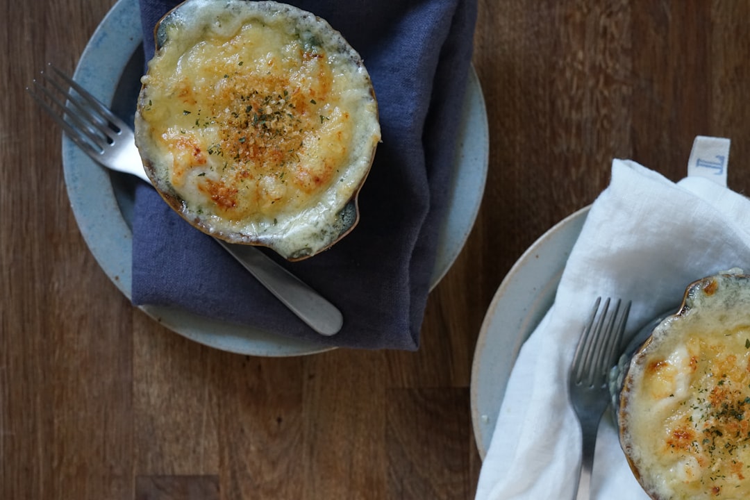 découvrez notre délicieuse recette de gratin dauphinois, un plat crémeux et savoureux à base de pommes de terre, de crème fraîche, et de fromage. idéal pour accompagner vos viandes ou se déguster en plat principal, ce classique de la cuisine française ravira les papilles de vos convives. facile à réaliser, laissez-vous tenter par ce réconfortant gratin !