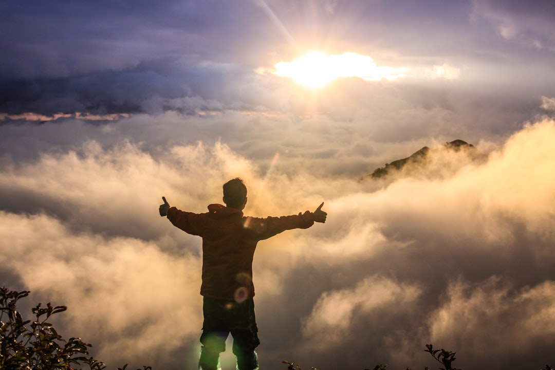 découvrez les clés du bonheur et comment cultiver la joie au quotidien. explorez des conseils pratiques et des astuces pour améliorer votre bien-être et vivre une vie épanouissante.