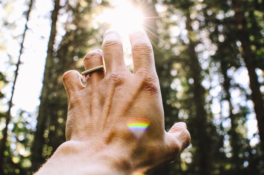 découvrez les bienfaits du healing, une approche holistique qui favorise la guérison émotionnelle et physique. explorez des techniques variées allant de la méditation à la résonance énergétique pour retrouver équilibre et sérénité.