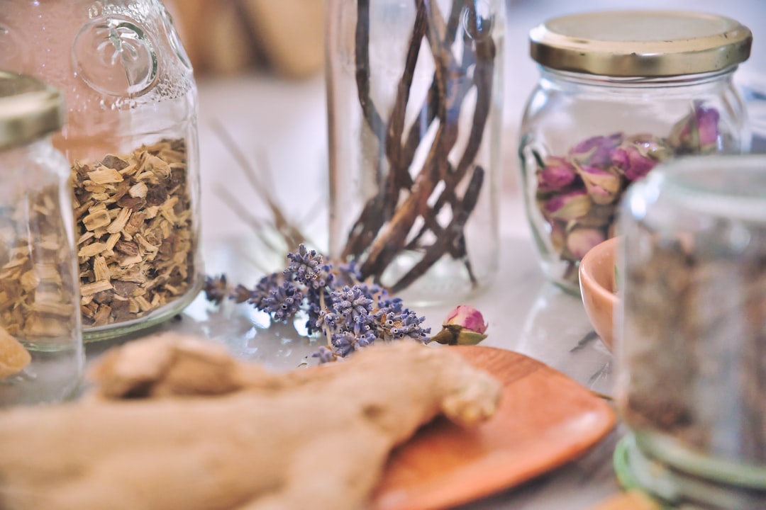 découvrez l'univers apaisant des thés aux herbes, une boisson saine et naturelle qui offre une multitude de saveurs et de bienfaits pour le corps et l'esprit. explorez nos recettes variées et trouvez le mélange parfait pour chaque moment de la journée.