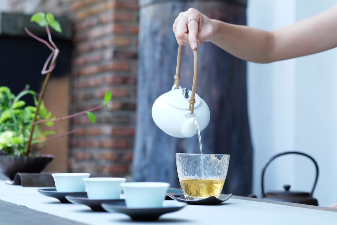 découvrez le monde apaisant des tisanes naturelles avec notre sélection variée. que ce soit pour vous détendre, vous revitaliser ou améliorer votre bien-être, nos tisanes à base de plantes vous offrent une expérience unique de saveurs et de bienfaits. explorez nos recettes et conseils pour infuser votre moment de plaisir.