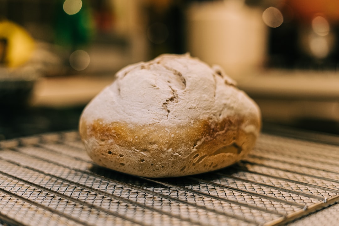 découvrez nos recettes de pain fait maison, faciles à réaliser et délicieusement croustillants. apprenez à préparer du pain avec des ingrédients naturels et savourez des moments de convivialité autour d'un bon pain fait par vos soins.