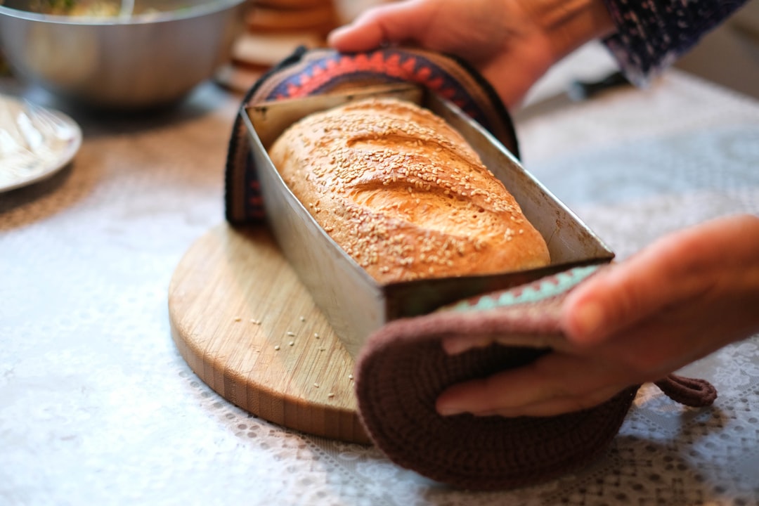 découvrez la joie de préparer votre propre pain fait maison avec cette recette facile et délicieuse. apprenez à réussir une croûte dorée et une mie tendre qui raviront vos papilles et impressionneront vos invités.