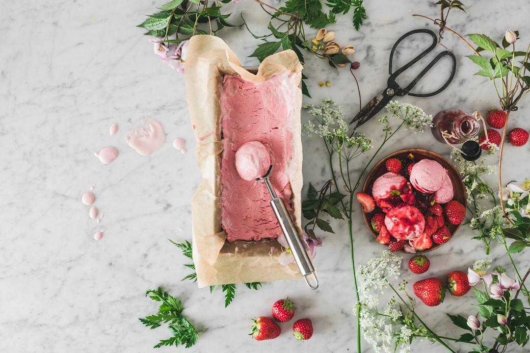 découvrez nos délicieuses crèmes glacées faites maison, préparées avec des ingrédients frais et naturels. laissez-vous tenter par une expérience gourmande unique, avec des saveurs variées qui raviront vos papilles. idéales pour l'été ou toute occasion spéciale!