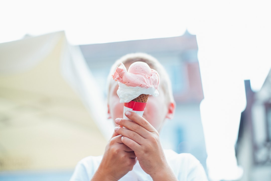 découvrez notre recette de glace maison, facile à réaliser et savoureuse. apprenez à préparer des glaces crémeuses et délicieuses avec des ingrédients frais. idéal pour se rafraîchir durant les chaudes journées d'été!