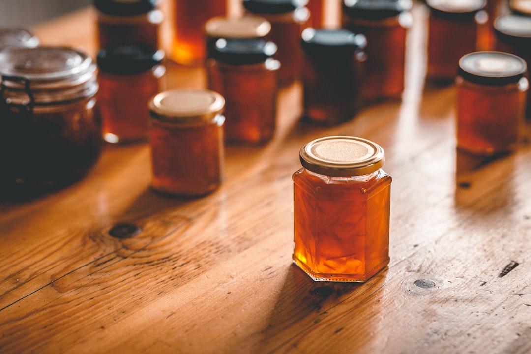 découvrez nos délicieuses recettes de confitures faites maison, préparées avec des fruits frais et naturels. apprenez à conserver le goût des saisons dans chaque pot et offrez-vous des moments gourmands à partager en famille ou entre amis.
