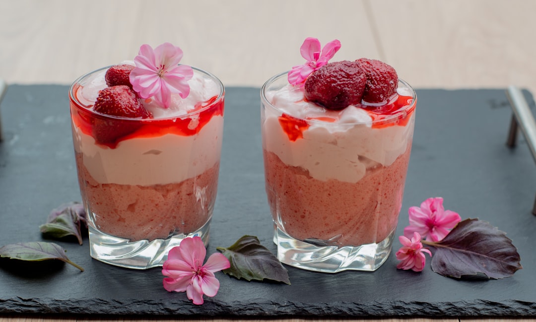 dĂ©couvrez notre dĂ©licieuse recette de mousse maison, oĂč lĂ©gĂšretĂ© et saveurs se rencontrent pour un dessert irrĂ©sistible. facile Ă rĂ©aliser, cette mousse ravira vos papilles avec ses ingrĂ©dients frais et sa texture onctueuse. parfaite pour toutes les occasions, elle ajoutera une touche gourmande Ă vos repas !