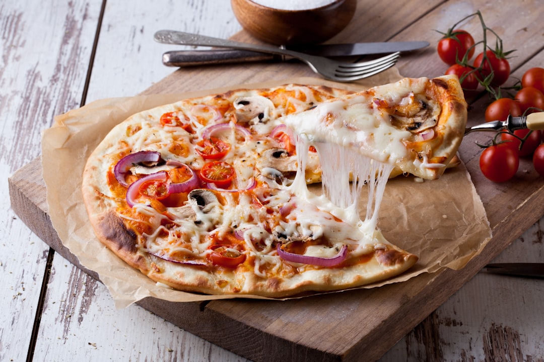 découvrez comment préparer une délicieuse pizza faite maison avec des ingrédients frais et savoureux. suivez notre guide simple pour créer la garniture parfaite et épatez vos amis et votre famille avec votre talent culinaire.
