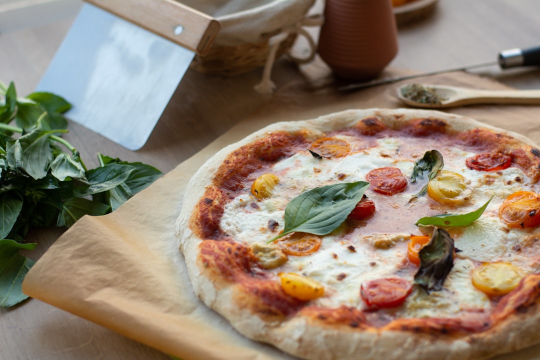 découvrez la délicieuse recette de pizza maison, facile à réaliser et personnalisable selon vos envies. préparez une pâte moelleuse, ajoutez vos garnitures préférées et savourez une pizza comme au restaurant, directement dans votre cuisine.