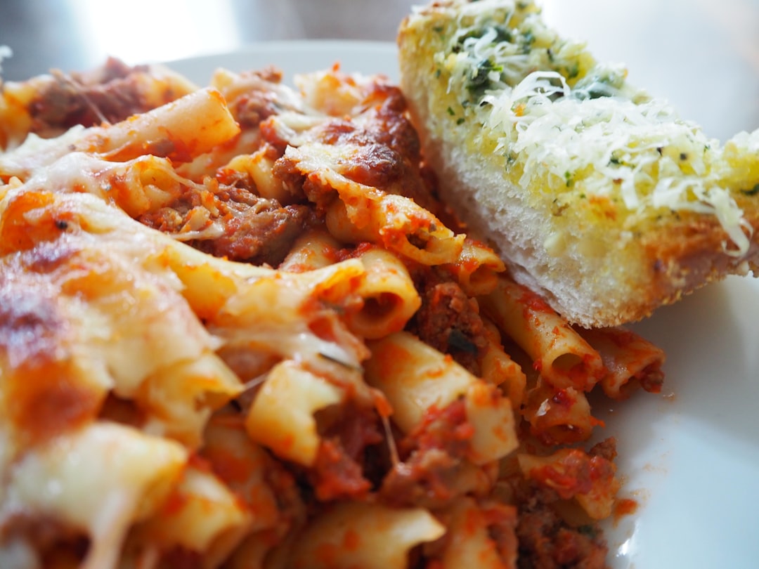 découvrez notre délicieuse recette de pizza maison, facile à réaliser et personnalisable selon vos envies. préparez une pâte croustillante et garnissez-la de vos ingrédients préférés pour un repas savoureux qui ravira toute la famille.