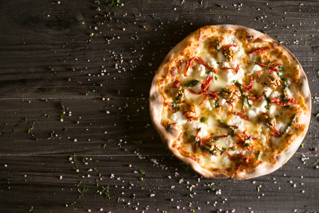découvrez la recette parfaite de la pizza fait maison : une pâte moelleuse, des garnitures savoureuses et des conseils pour réussir chaque étape. régalez-vous avec vos ingrédients préférés et partagez un moment convivial autour d'une délicieuse pizza artisanale.