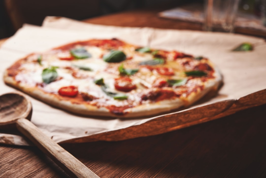 découvrez comment préparer une délicieuse pizza maison avec des ingrédients frais et une pâte croustillante. suivez nos astuces pour personnaliser votre recette et épater vos proches à chaque bouchée.