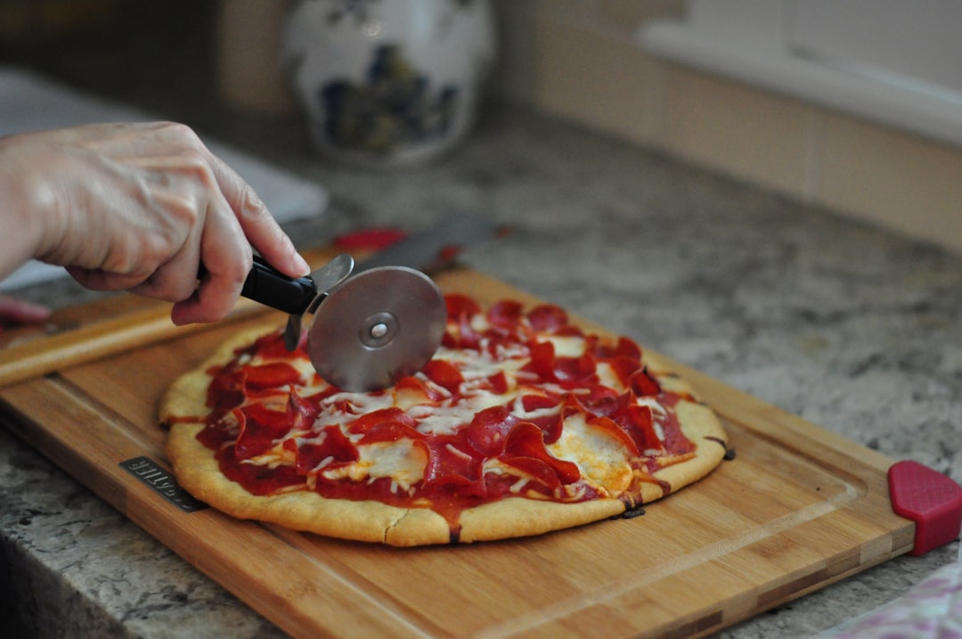 découvrez la recette de la pizza maison parfaite ! préparez votre propre pâte, choisissez vos ingrédients préférés et savourez une délicieuse pizza concoctée avec amour. idéale pour un repas en famille ou entre amis !