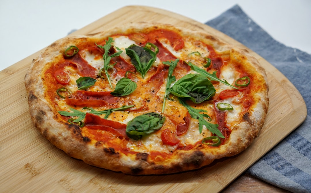 découvrez les secrets de la pizza faite maison avec notre recette facile et délicieuse. apprenez à préparer une pâte parfaite, à choisir les ingrédients frais et à créer des garnitures savoureuses pour régaler votre famille et vos amis.