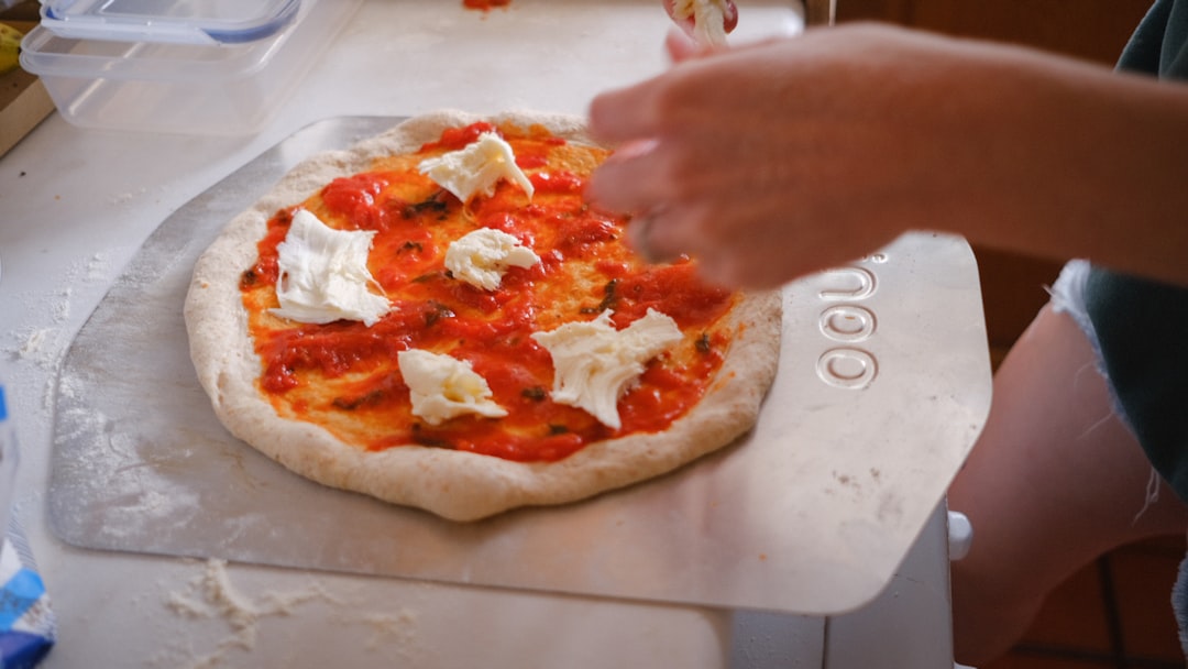 découvrez comment réaliser une délicieuse pizza maison avec des ingrédients frais et des recettes simples. épatez vos proches avec des combinaisons de saveurs uniques et savourez le plaisir de la cuisine artisanale.