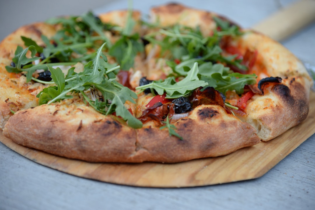 découvrez la recette parfaite de la pizza maison. facile à réaliser, cette pizza fait-maison vous permettra de personnaliser les ingrédients selon vos envies. éveillez vos papilles avec cette délicieuse spécialité italienne, croustillante à l'extérieur et moelleuse à l'intérieur. préparez-la en un rien de temps et régalez vos amis et votre famille !