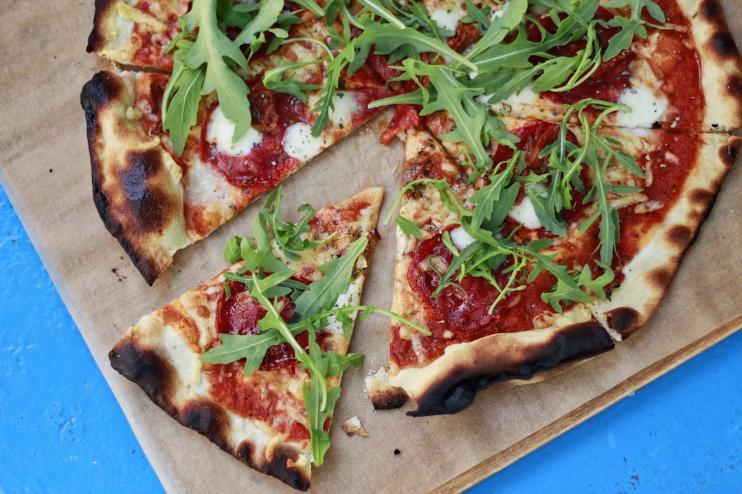 découvrez la recette parfaite pour réaliser une délicieuse pizza maison. avec des ingrédients frais et des astuces simples, épatez vos amis et votre famille en préparant votre propre pizza selon vos goûts ! un moment convivial à partager.