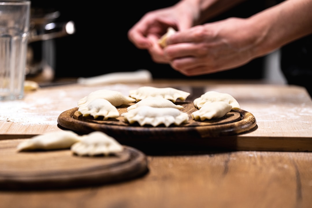 découvrez notre recette de raviolis faits maison, un délice culinaire à préparer facilement. apprenez à réaliser des pâtes fraîches et à les garnir de savoureux ingrédients pour un repas convivial et gourmand.