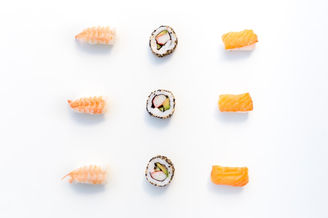 découvrez l'art de préparer des sushi faits maison avec des ingrédients frais et des recettes simples. apprenez à réaliser des makis, nigiris et sashimis pour épater vos amis lors de vos dîners.