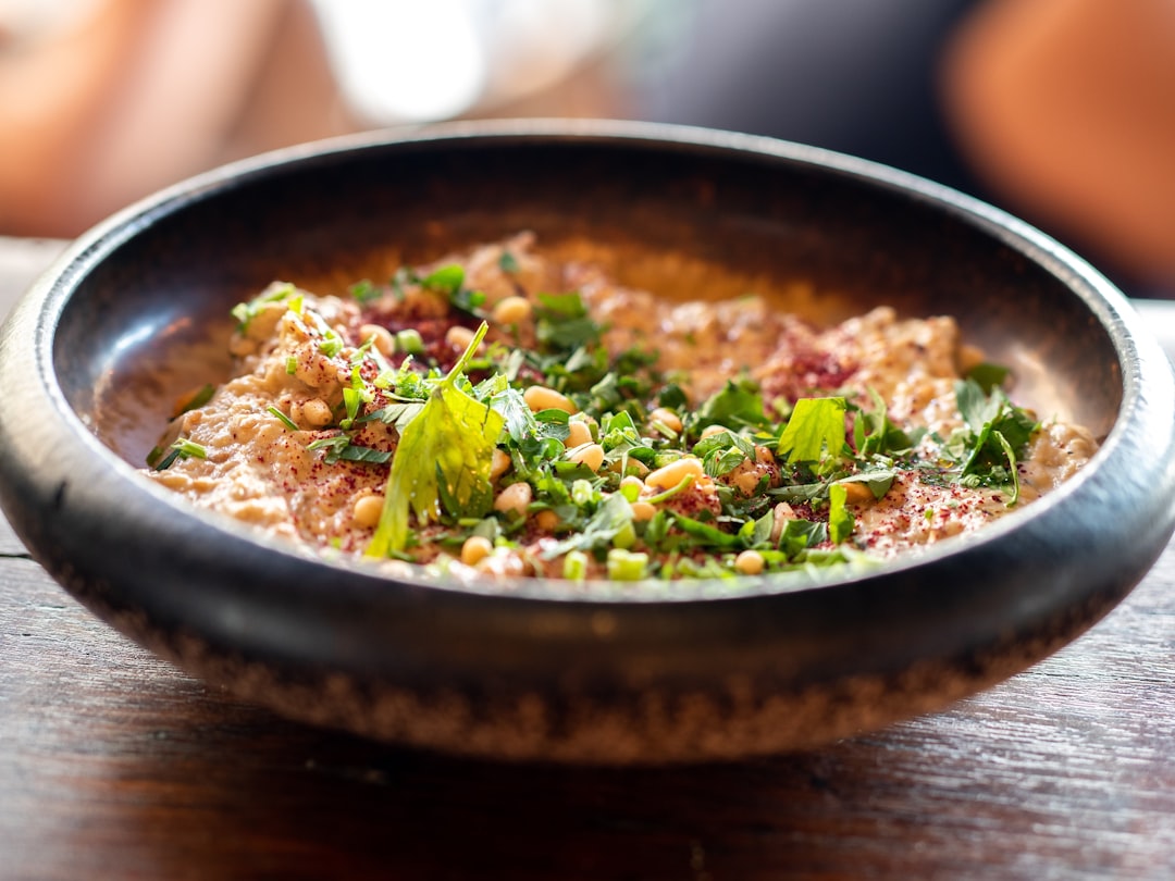 découvrez notre délicieuse recette de hummus, un dip crémeux à base de pois chiches, parfumé au tahini, à l'ail et au citron. idéal pour vos apéritifs ou comme accompagnement sain, ce plat est aussi facile à préparer que savoureux.