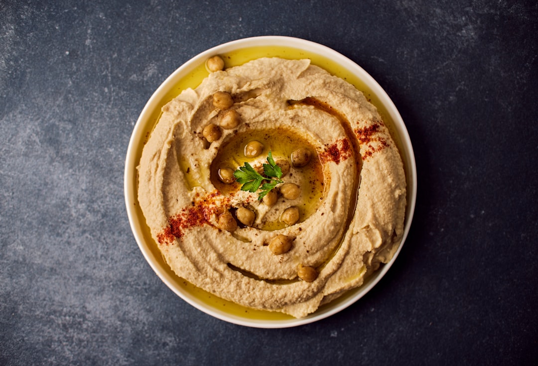 découvrez la recette traditionnelle du hummus, un délice crémeux à base de pois chiches, de tahini et d'épices. parfait comme apéritif ou accompagnement, il apportera une touche méditerranéenne à toutes vos plats. facile à préparer, sain et savoureux, le hummus est un incontournable de la cuisine végétale.