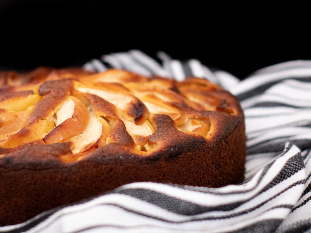 découvrez la délicieuse recette de kuchen, un gâteau traditionnel qui égayera vos goûters et vos occasions spéciales. explorez les différentes variantes et apprenez à réaliser cette douceur moelleuse à la maison.