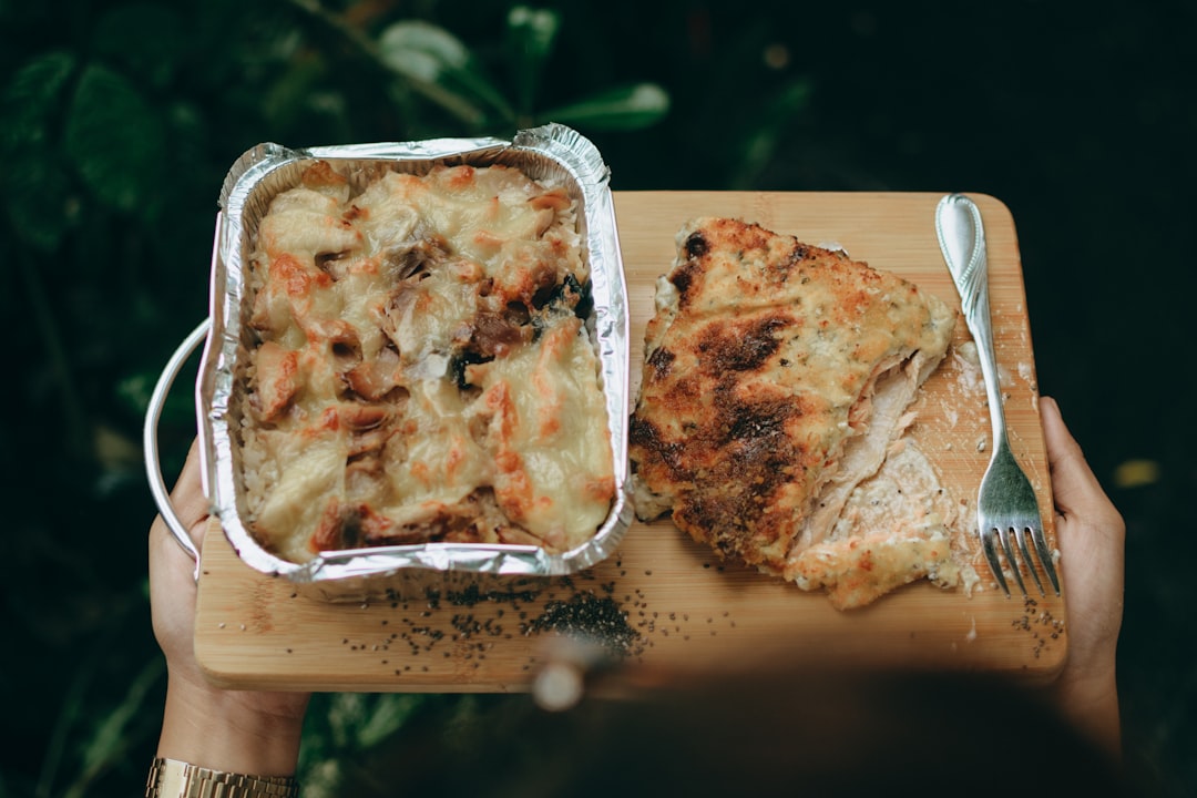 découvrez notre délicieuse recette de lasagne, un plat réconfortant et savoureux, composé de pâtes tendres, de viande hachée, de sauce tomate riche et de fromage fondant. parfait pour un repas en famille ou entre amis, la lasagne ravira les gourmets et les amateurs de cuisine italienne.