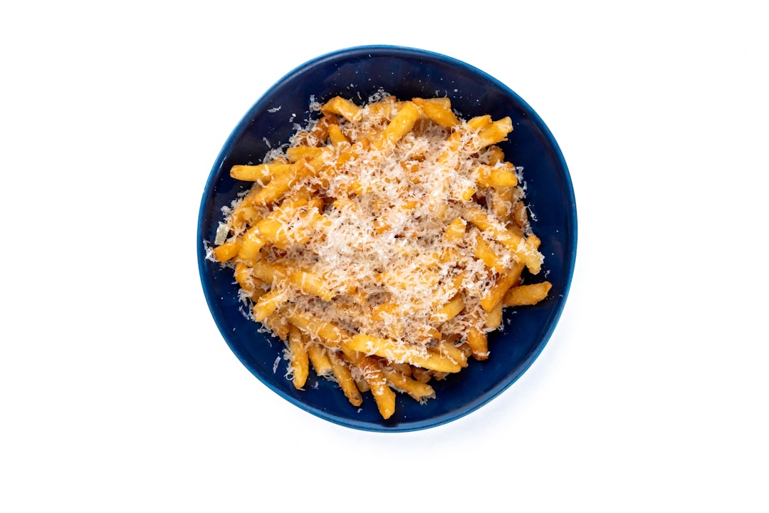 découvrez la recette classique de lasagne, un plat savoureux composé de pâtes fines, de viande hachée, de sauce tomate et de fromage fondant. parfait pour régaler vos proches lors d'un dîner convivial !