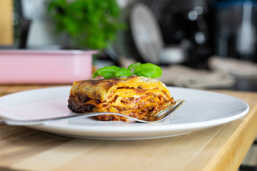 découvrez notre délicieuse recette de lasagne, un plat traditionnel italien savoureux et réconfortant, idéal pour les repas en famille. apprenez à préparer des couches généreuses de pâtes, de viande hachée, de sauce tomate et de fromage fondant, pour une expérience culinaire inoubliable. parfait pour toutes les occasions !
